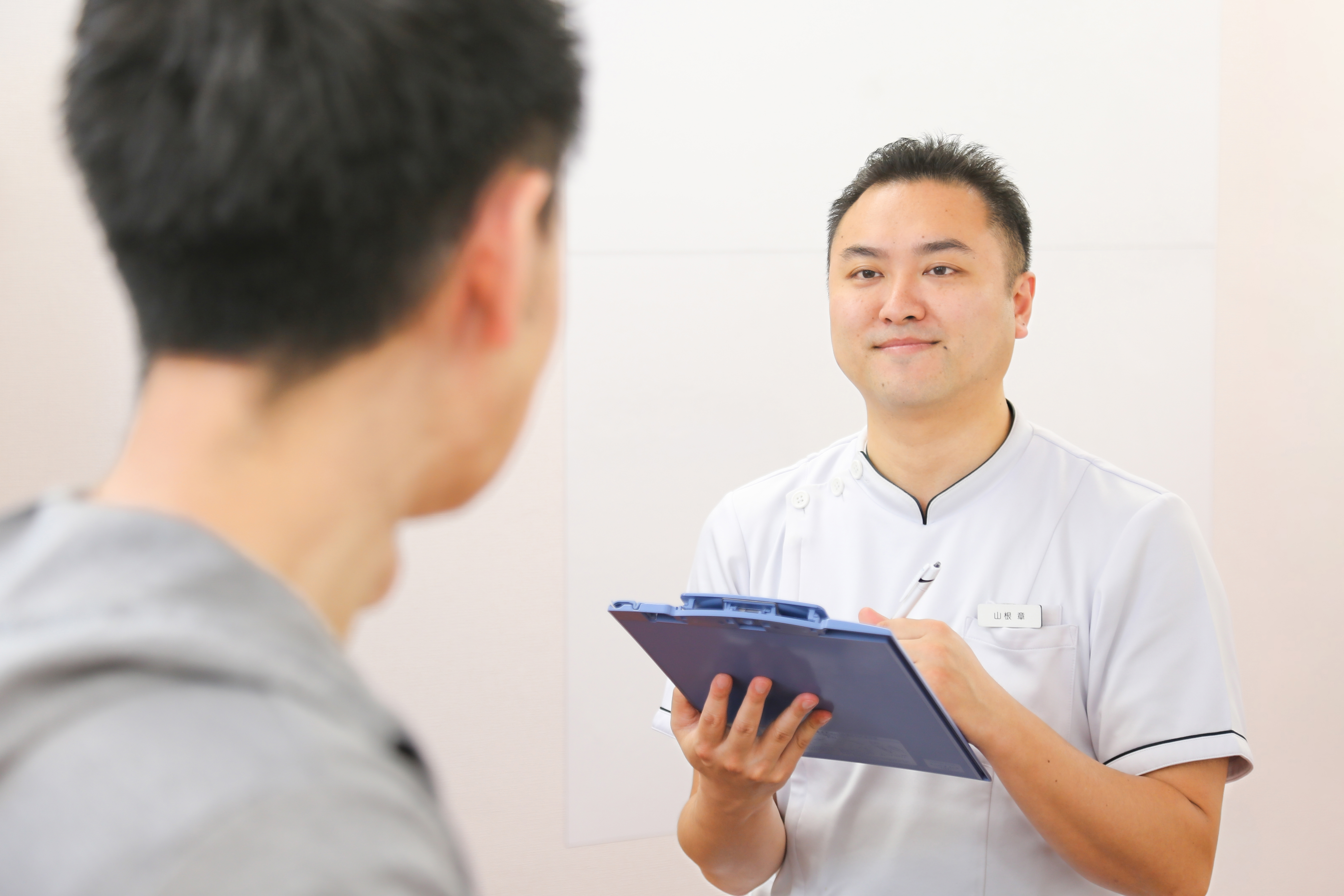 カウンセリングでお身体の悩みを丁寧に聞き取るもみじおく整骨院の院長